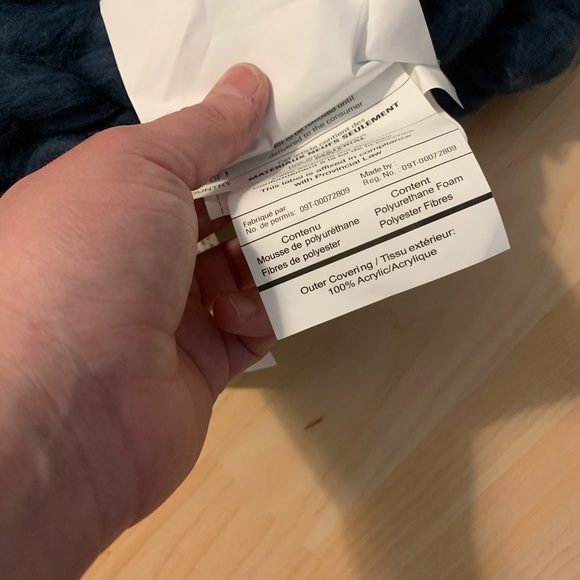 Deep blue thick knitted blanket - Picture 6 of 8